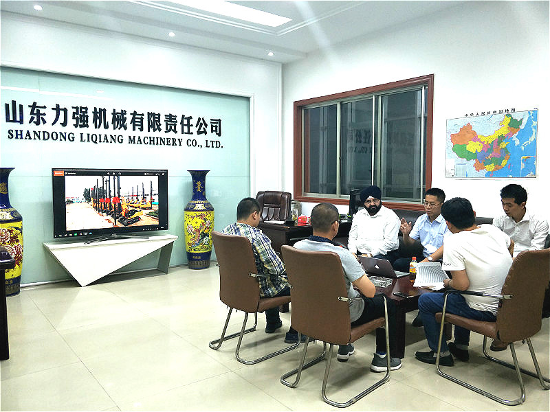 印度客户选择山东力强旋挖钻机产品！